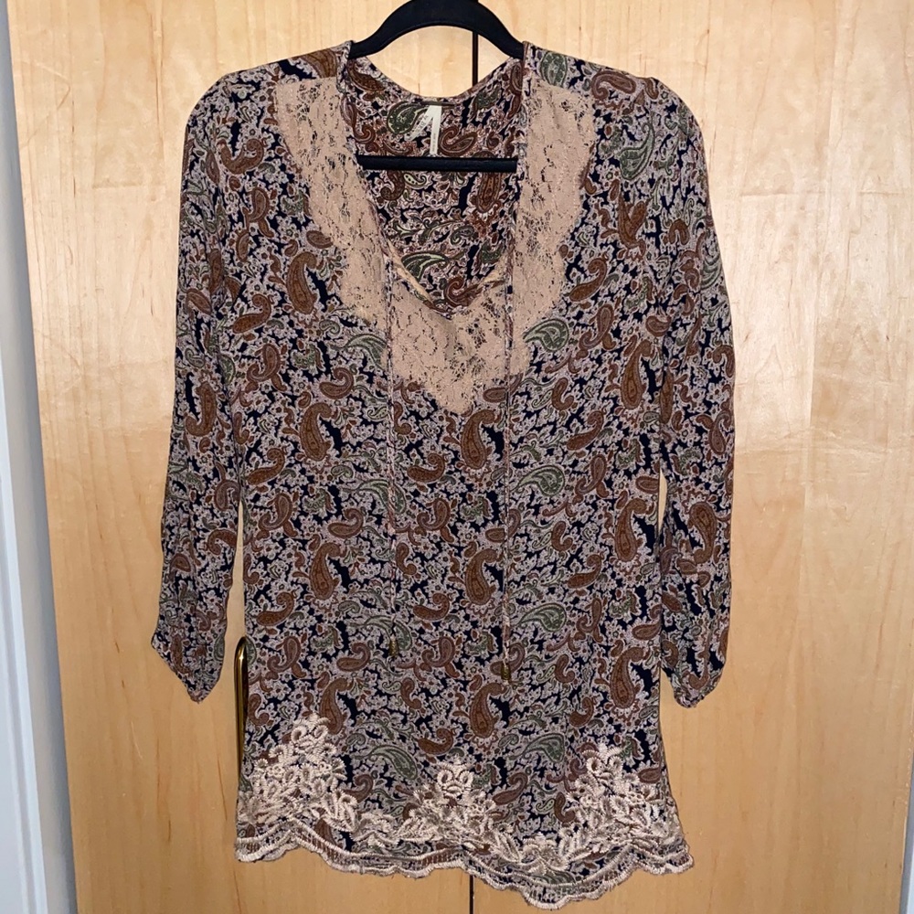 Gimmicks long sleeved tunic with lace detail